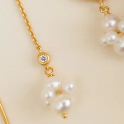 BYBIEHL ØRERINGE PEARL CLUSTER DANGLING SØLV FORGYLDT - 4-1509WP-GP