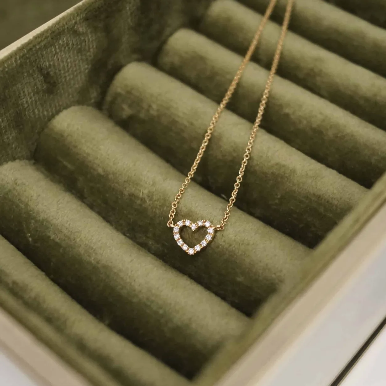 CHRISTOFFERSEN JEWELLERY HJERTE HALSKÆDE 14 KARAT GULD MED 0,07 CARAT BRILLANTER - 2000152