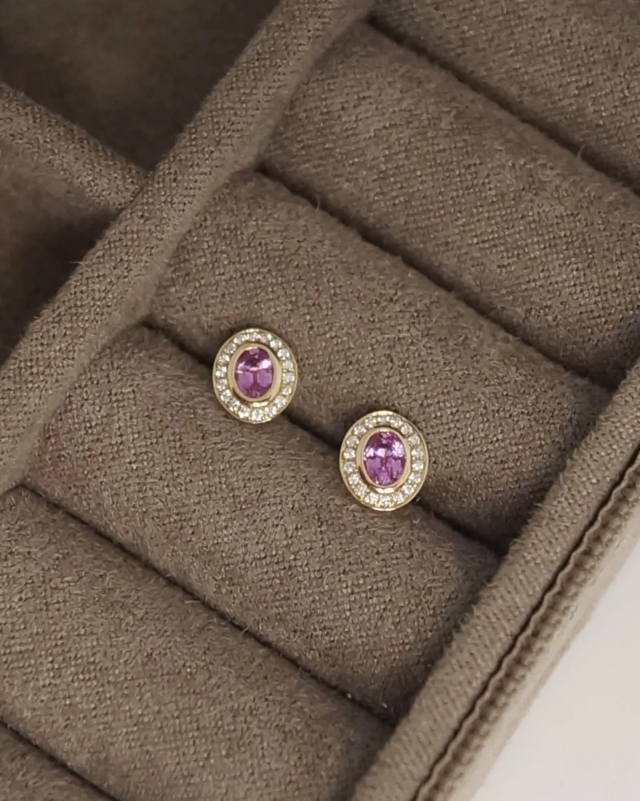 CHRISTOFFERSEN JEWELLERY ØRESTIKKER 14 KARAT GULD MED PINK SAFIR OG BRILLANTER – 3070104-43