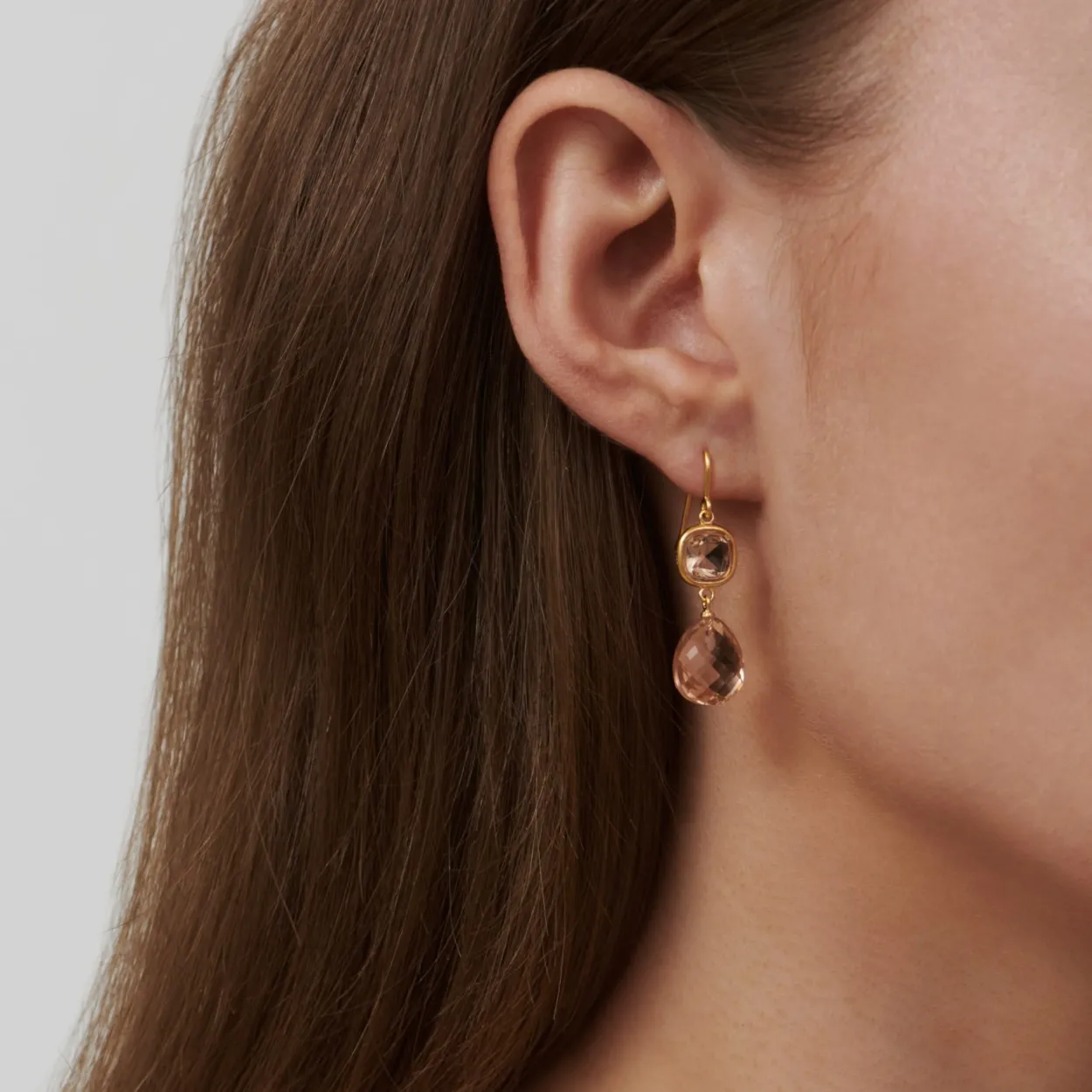 JULIE SANDLAU OLIVIA ØREHÆNGER I FORGYLDT SØLV MED PEACH MORGANITE KRYSTAL - HKS728GDPEAMOCR