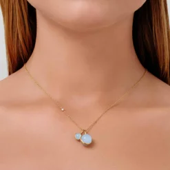 JULIE SANDLAU PRIME MINI VEDHÆNG FORGYLDT SØLV MED MILKY AQUA KRYSTAL – PD374GDMLAQCR