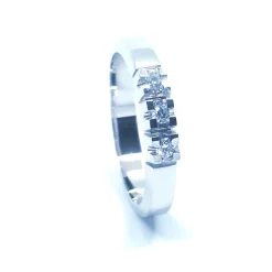 14 KT. ALLIANCE RING HVIDGULD MED BRILLANT 3X0,03 CT. W/SI